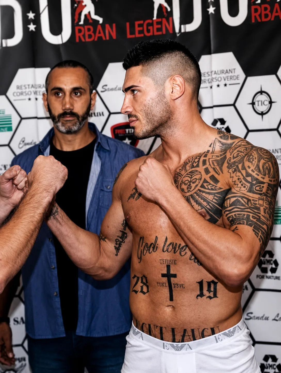 Doi sportivi față în față la cântar, sub bannerul galei Urban Legend.