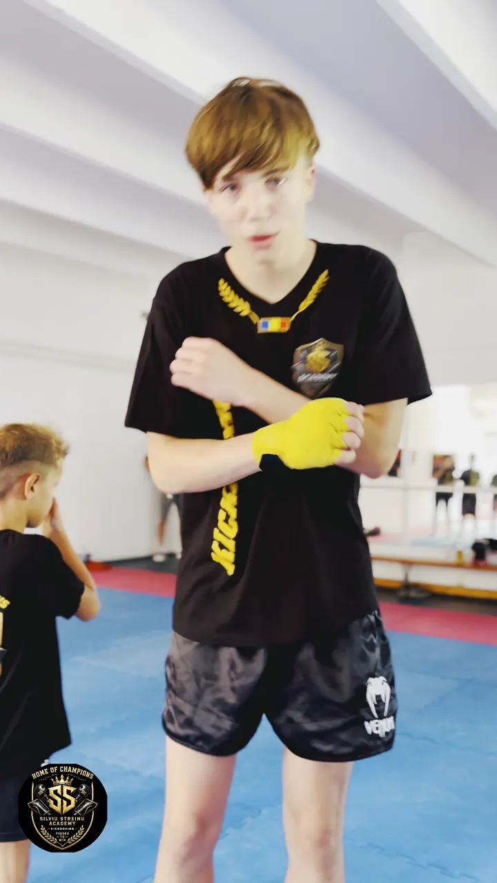 Montaj mai lung din sală: bandaje și mănuși puse înainte de antrenament, lucru la palme cu copiii și cu adolescenții, și centura de campion arătată grupei.