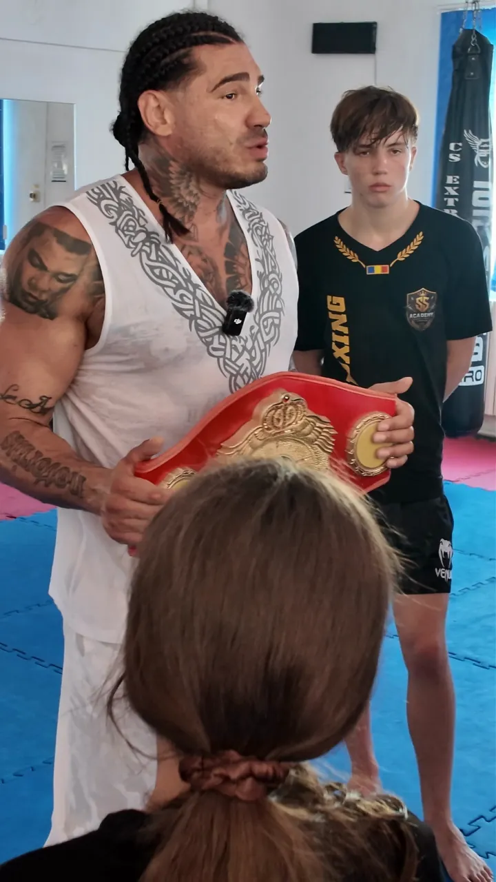 Montaj din sală: antrenamente pe grupe, lucru la palme și antrenorul arătând centura de campion, încheiat cu emblema academiei.