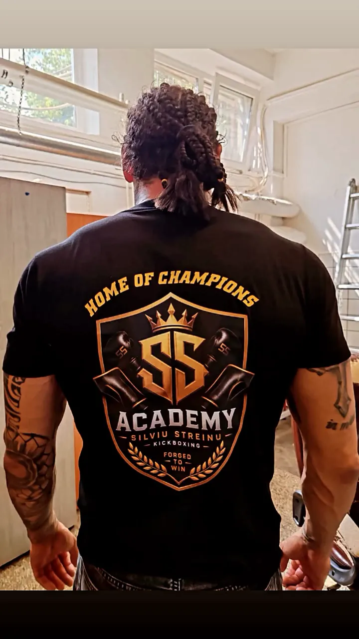 Emblema academiei pe spatele tricoului de club.
